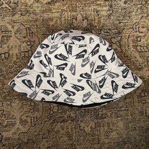 NIKE Reversible Youth L/XL Logo Bucket Hat Black/Gray